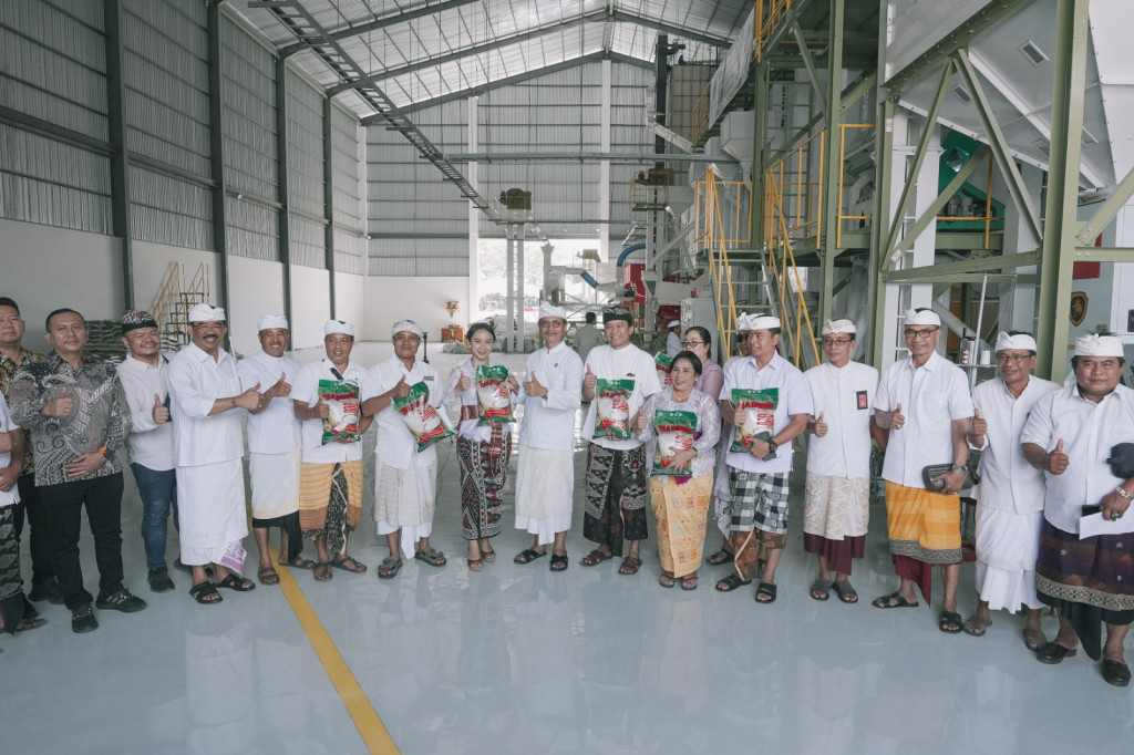 Gedung Rice Milling Unit Perusahaan Daerah Pasar dan Pangan  Mangu Giri Sedana  Dipelaspas